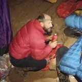 Mark Dickey parlant à un collègue à l'intérieur du gouffre de Morca, la troisième grotte la plus profonde de Turquie.